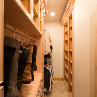Foto de armario vestidor unisex, tradicional, grande, con armarios con paneles con relieve, puertas de armario de madera clara, suelo de travertino y suelo beige