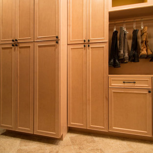 Ejemplo de armario vestidor unisex, tradicional, grande, con armarios con paneles con relieve, puertas de armario de madera clara, suelo de travertino y suelo beige