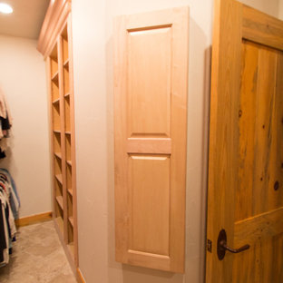 Foto de armario vestidor unisex, tradicional, grande, con armarios con paneles con relieve, puertas de armario de madera clara, suelo de travertino y suelo beige