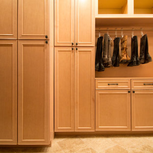 Ejemplo de armario vestidor unisex, tradicional, grande, con armarios con paneles con relieve, puertas de armario de madera clara, suelo de travertino y suelo beige