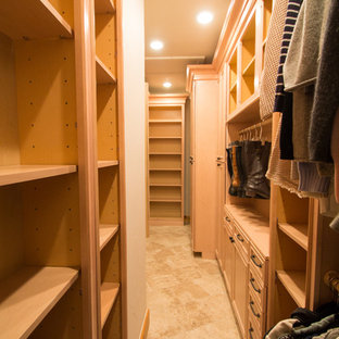 Foto de armario vestidor unisex, tradicional, grande, con armarios con paneles con relieve, puertas de armario de madera clara, suelo de travertino y suelo beige