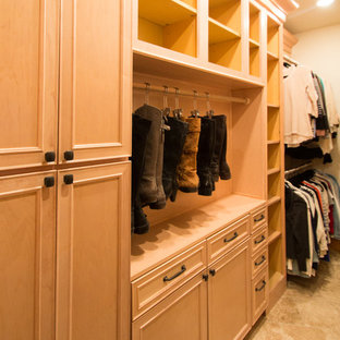 Imagen de armario vestidor unisex, clásico, grande, con armarios con paneles con relieve, puertas de armario de madera clara, suelo de travertino y suelo beige