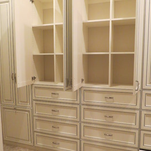 Imagen de armario vestidor de mujer, clásico, grande, con armarios con paneles con relieve, puertas de armario con efecto envejecido y moqueta