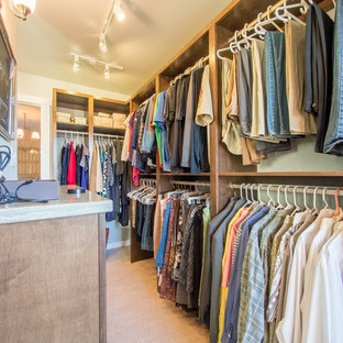 Inspiration för mellanstora lantliga walk-in-closets för könsneutrala, med skåp i shakerstil, skåp i mörkt trä och linoleumgolv