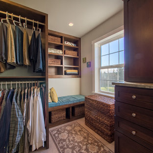 Modelo de armario vestidor unisex, campestre, de tamaño medio, con armarios estilo shaker, puertas de armario de madera en tonos medios y suelo de linóleo