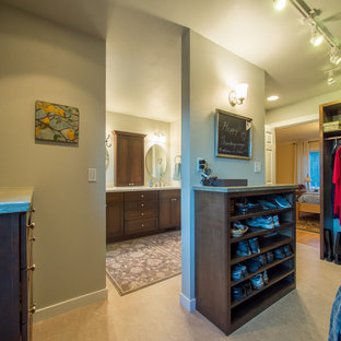 Modelo de armario vestidor unisex, campestre, de tamaño medio, con armarios estilo shaker, puertas de armario de madera en tonos medios y suelo de linóleo