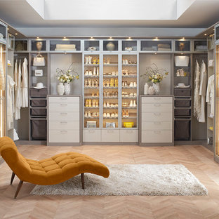 Foto de armario y vestidor tradicional renovado, extra grande, con suelo de madera clara