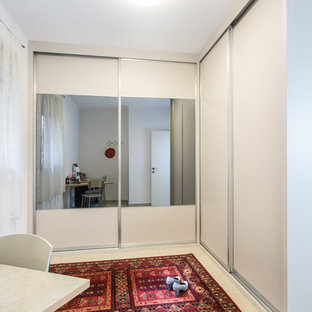Diseño de armario y vestidor de mujer, contemporáneo, grande, con armarios tipo vitrina, puertas de armario beige, suelo de baldosas de cerámica y suelo beige