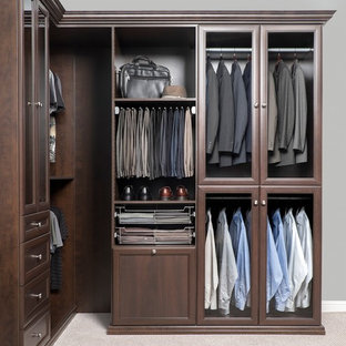 Bild på ett stort funkis walk-in-closet för män, med bruna skåp och luckor med infälld panel