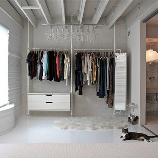 Idee per armadi e cabine armadio minimal con ante bianche e pavimento con piastrelle in ceramica