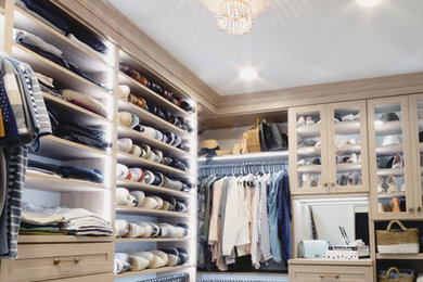 Imagen de armario vestidor unisex tradicional renovado de tamaño medio con armarios estilo shaker, puertas de armario de madera oscura, moqueta y suelo beige