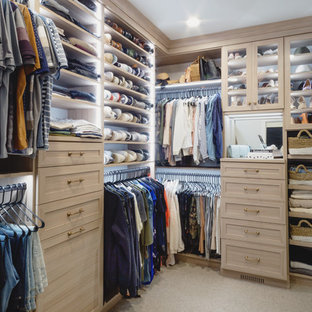 Idéer för mellanstora vintage walk-in-closets för könsneutrala, med skåp i shakerstil, skåp i mellenmörkt trä, heltäckningsmatta och beiget golv