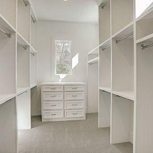 Bild på ett stort vintage walk-in-closet för kvinnor, med luckor med profilerade fronter, vita skåp, heltäckningsmatta och grått golv