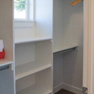 Amerikansk inredning av ett litet walk-in-closet, med heltäckningsmatta