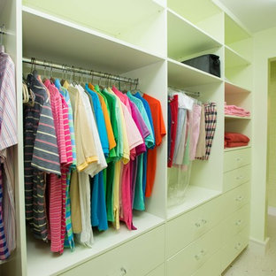 Ispirazione per armadi e cabine armadio unisex tropicali con ante lisce, ante verdi e pavimento in travertino