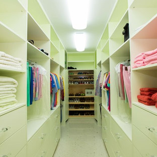 Idee per armadi e cabine armadio unisex tropicali con ante lisce, ante verdi e pavimento in travertino