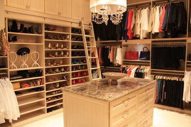Foto de armario vestidor unisex clásico grande con armarios con paneles empotrados y puertas de armario beige