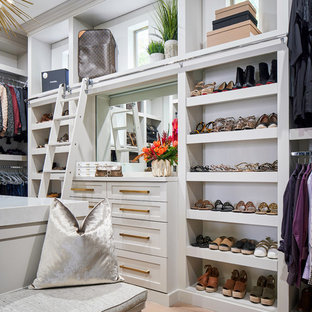 Idéer för att renovera ett stort vintage walk-in-closet för könsneutrala, med skåp i shakerstil, grå skåp, ljust trägolv och grått golv