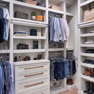 Großer, Neutraler Klassischer Begehbarer Kleiderschrank mit Schrankfronten im Shaker-Stil, grauen Schränken, hellem Holzboden und grauem Boden in Austin