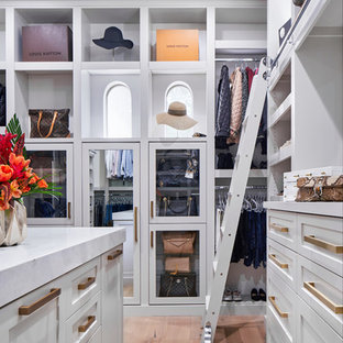 Bild på ett stort vintage walk-in-closet för könsneutrala, med skåp i shakerstil, grå skåp, ljust trägolv och grått golv