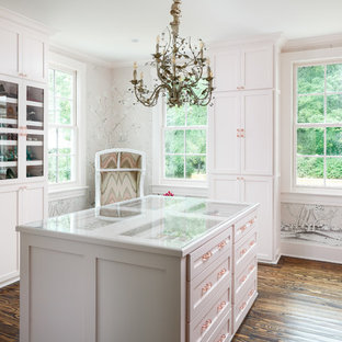 Geräumiger Klassischer Begehbarer Kleiderschrank mit Schrankfronten im Shaker-Stil, dunklem Holzboden und braunem Boden in Louisville