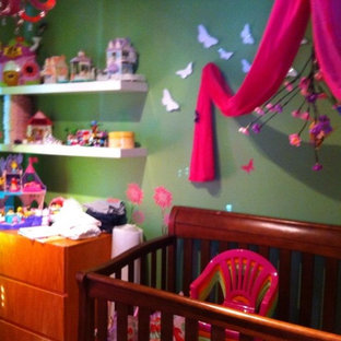Ejemplo de armario vestidor de mujer, tradicional renovado, pequeño
