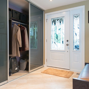 Ispirazione per armadi e cabine armadio unisex design di medie dimensioni con ante lisce e pavimento in travertino