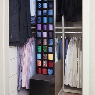 Cette photo montre un dressing et rangement tendance pour un homme avec un placard sans porte, un sol en bois clair et un sol beige.