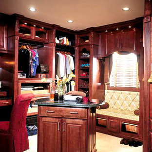 Diseño de armario vestidor unisex, grande, con puertas de armario de madera en tonos medios