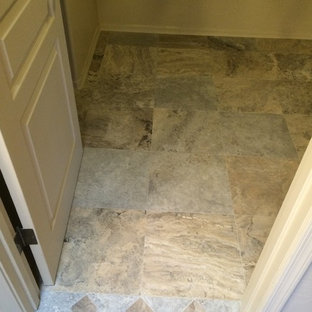 Idee per armadi e cabine armadio chic con pavimento in travertino