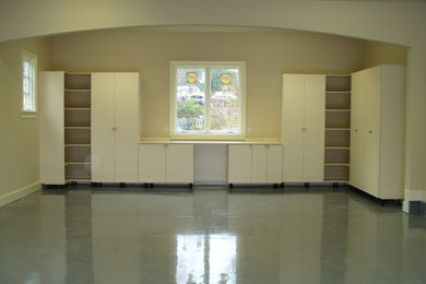 シャーロットにある巨大なコンテンポラリースタイルのおしゃれな壁面クローゼット (フラットパネル扉のキャビネット、白いキャビネット) の写真