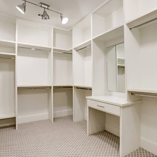 Imagen de armario y vestidor clásico renovado, grande, con puertas de armario blancas y suelo gris
