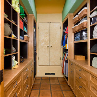 Esempio di armadi e cabine armadio unisex eclettici con ante in stile shaker, ante in legno chiaro e pavimento in terracotta
