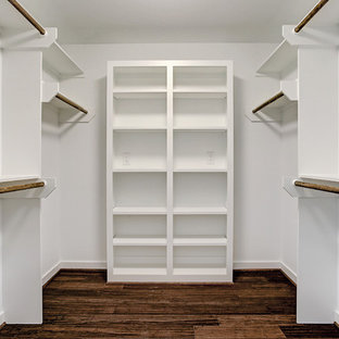 Neutraler Mid-Century Begehbarer Kleiderschrank mit offenen Schränken, weißen Schränken, Bambusparkett und braunem Boden in Houston