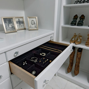 Großer, Neutraler Klassischer Begehbarer Kleiderschrank mit profilierten Schrankfronten, weißen Schränken, Marmorboden und weißem Boden in Washington, D.C.