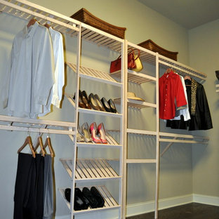 Idee per una cabina armadio per donna chic di medie dimensioni con ante bianche e parquet scuro