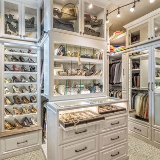 Foto di uno spazio per vestirsi per donna chic con ante bianche, moquette, pavimento beige e ante di vetro