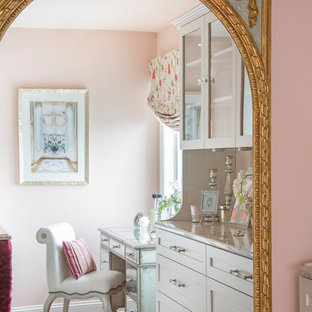 Inspiration för en mellanstor shabby chic-inspirerad garderob
