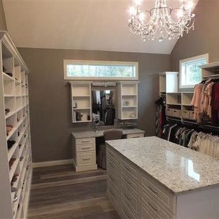 Foto på ett mycket stort funkis walk-in-closet för könsneutrala, med luckor med upphöjd panel, vita skåp, vinylgolv och flerfärgat golv
