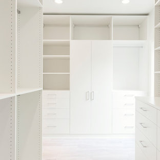 Ispirazione per una grande cabina armadio unisex contemporanea con pavimento in pietra calcarea, pavimento beige, ante lisce e ante bianche