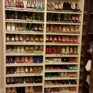 Exempel på ett stort modernt walk-in-closet för kvinnor, med släta luckor, bruna skåp, klinkergolv i porslin och beiget golv