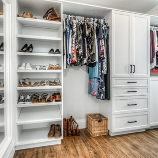 Ispirazione per una grande cabina armadio unisex country con ante in stile shaker, ante bianche, pavimento in legno massello medio e pavimento multicolore