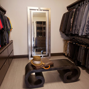 Idées déco pour un dressing room contemporain avec des portes de placard en bois sombre et un sol en carrelage de céramique.