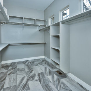 Esempio di una grande cabina armadio american style con pavimento con piastrelle in ceramica e pavimento multicolore