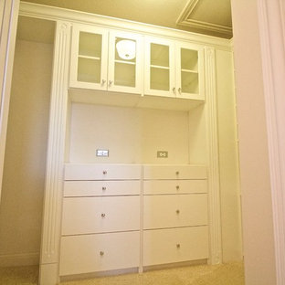 Immagine di una cabina armadio unisex di medie dimensioni