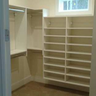 Foto de armario vestidor unisex, minimalista, pequeño, con armarios abiertos, puertas de armario blancas y moqueta