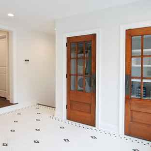Imagen de armario vestidor unisex, de estilo de casa de campo, de tamaño medio, con suelo blanco