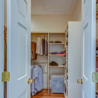 Foto de armario vestidor unisex, clásico renovado, grande, con armarios abiertos, puertas de armario blancas y suelo de madera en tonos medios