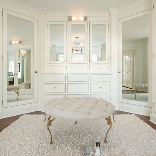 Ejemplo de vestidor tradicional, extra grande, con puertas de armario blancas y suelo de madera oscura