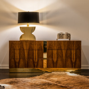 Ejemplo de vestidor unisex, vintage, de tamaño medio, con armarios con paneles lisos, puertas de armario de madera oscura y suelo de madera oscura